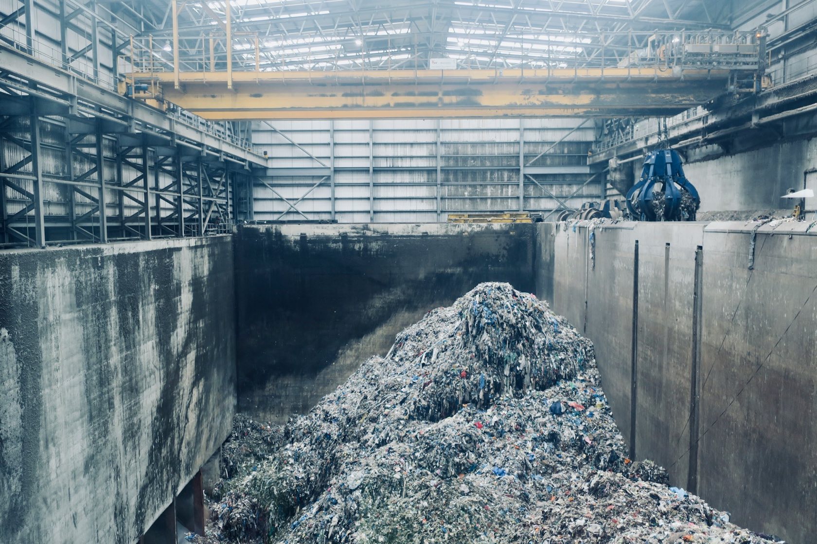 Waste bunker of an energy-from-waste plant with an overhead grab crane